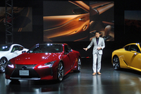 発表会では「レクサスLC」のデザインを担当した森 忠雄氏も登壇し、その見どころを紹介した。自身は「運転席からサイドミラー越しに見えるリアフェンダーのふくらみ」が最も気に入っているとのこと。