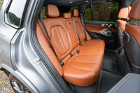 後席は足元も頭上も広々としている。多数のUSBポートやシートヒーターが備わるなど装備も充実。