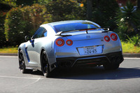 空力パーツについては標準仕様と共通。拡幅されたフロントフェンダーも見分けがつきづらく、ルックスはほぼ標準仕様と変わらない。