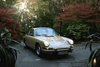 最高出力130PSの空冷フラット6をリアに搭載する1967年の「911」。この年式のモデルまでは、フロントワイパーの停止位置が右側になっている。