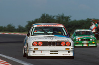 従来モデルと同様、「E30」世代の「3シリーズ」はレースでも活躍した。写真はグループAのホモロゲーションモデルとして登場した初代「M3」。DTMを含むツーリングカーレースや、ラリーなどで奮闘した。