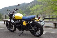 道志村二里塚にて。今回の車両は「ワイルドハニー」というカラーリング。鮮やかなイエローにブルーのシートという攻めたコーディネートだが、それがクラシックスタイルのスクランブラーにマッチしているから不思議だ。