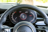 「ONE」以外のグレードに装備されるマルチディスプレイメーターパネル。一見フルデジタルに見えるが、左のエンジン回転計は実は機械式である。