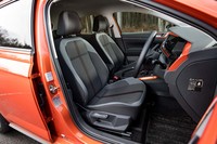 ボディーカラーやインストゥルメントパネルなどに合わせて、シートの座面と背もたれを縦断するラインもオレンジとなっている。