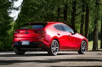 「マツダ3ファストバック」のデザインテーマは「色気のある塊」。キャラクターラインを廃したボディーサイドの光の動きで生命感を表現している。