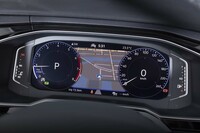 液晶式メーターが全車標準になったのも新しい。エントリーグレード以外はより大型の「デジタルコックピットプロ」を装備する。