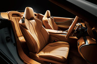 ヘッドレストの後部には「L」のエンブレムがエンボス加工されている。風の巻き込みを抑制するウインドディフレクターやネックヒーターも備わる。