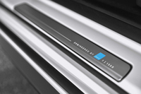 シリアルナンバー入りのスカッフプレート。