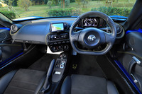 今回の試乗者は限定モデルの「4Cスパイダー イタリア」で、イエローステッチ入りのレザー内装やスポーツレザーステアリングホイール、アルミの装飾パネルなどが採用されていた。