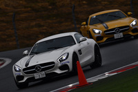 コースを行く「AMG GT S」。こんなクルマで富士の本コースをぶっ飛ばせるとは。ホントに僥倖（ぎょうこう）である。