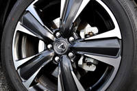 “バージョンL”専用の、切削加工とダークメタリック加工が施されたアルミホイール。