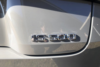 「IS500」の車両本体価格は900万円。481PSの5リッターV8エンジンを積み、こんなにいろいろな専用装備を採用しているのに、1000万円を切るとはなんたるバーゲンプライス。安い！ 安すぎる！