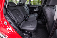 後席には、130mmの前後スライド機構と7段階のバックレスト角度調整機構が備わり、多彩なシートアレンジが行える。