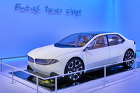 BMWミュージアムに展示される「ビジョン ノイエクラッセ」。2023年の「IAAモビリティー」で発表されたコンセプトモデルだ。