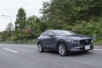 長いノーズにコンパクトなキャビンと、軽快でスポーティーなスタイリングの「マツダCX-30」。走りもそのイメージにたがわず、シャープなハンドリングが身上のスポーティーなものだ。