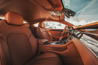 20通りに調節可能なフロントシート。ヒーターやクーラーのほか、マッサージ機能も用意される。