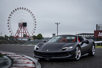 2022年6月24日の発表イベントに続き、会場では新型ミドシップオープンモデル「フェラーリ296GTS」の特別展示も行われた。プラグインハイブリッドのミドシップスポーツカー「296GTB」をベースとしたオープントップモデルで、14秒で作動する電動リトラクタブルハードトップが採用される。