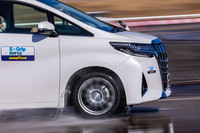 ウエット路面を模した散水エリアを行く「アルファード」。試乗車に装着された235/50R18サイズの「エフィシェントグリップRVF02」は国内のタイヤラベリング制度において、転がり抵抗性能「AA」、ウエットグリップ性能「b」を獲得している。