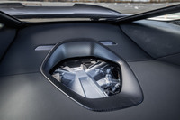 キャビン後方に最高出力750PS/7500rpm、最大トルク800N・m/5500rpmを発生する4リッターV8ツインターボエンジンが搭載される。リアのラゲッジシェルフに二重ガラスのパネルがはめ込まれており、室内からもV8エンジンが見えるようになっている。