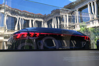 オブジェのごとく展示された「アウディQ6 e-tron」のテールランプ。OLEDセグメントの数は360個にのぼる。 