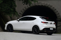 「マツダ3」は「アクセラ」の後継を担うCセグメントモデル。マツダ3は海外で使われていた車名で、2019年5月発売の現行モデルより、日本仕様もこの車名に改称された。