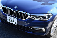 キドニーグリルやフロントバンパーがクローム仕立てになるのが「ラグジュアリー」グレードの特徴。