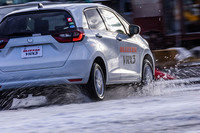 「ホンダ・フィット」に装着された「ブリザックVRX3」のサイズは185/60R15。雪上特設コースにおいて、コンパクトモデルにもマッチすることが確認できた。