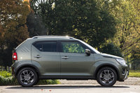 「イグニス」の最低地上高は180mm、アプローチアングルは19.8°、デパーチャーアングルは40.4°（4WD車は39.9°）。小柄なクルマながら、十分なロードクリアランスが確保されている。