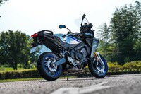 2025年3月に大幅改良が発表された「ヤマハ・トレーサー9 GT」。日本仕様は、スタンダードな「トレーサー9 GT」と、ハイテク満載の「トレーサー9 GT＋ Y-AMT」の2機種で構成されており、スタンダードモデルでY-AMT仕様を、あるいは上級仕様でマニュアルトランスミッション仕様を選ぶことはできない。