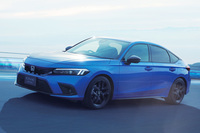 「爽快な走り」がウリの「ホンダ・シビックe：HEV」。パワーユニットは基本的にエンジンで発電しモーターで走行するシリーズハイブリッドで、低負荷走行時にはエンジンと駆動軸をつないでエンジン走行も行う。