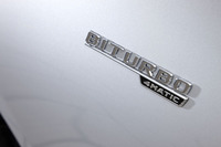 フロントフェンダー部のエンブレム。「BITURBO」はツインターボを、「4MATIC」はメルセデスの4WDシステムを示す。