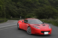 エヴォーラのラインナップには、「エヴォーラIPS」のほかにスーパーチャージャーエンジン搭載の「エヴォーラS」が加わった。「S」は、最高出力350ps/7000rpm、最大トルク40.8kgm/4500rpmを発生。トランスミッションは現状では6段MT仕様のみだが、将来的に「S」にもIPS仕様が設定される予定という。