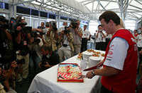 1994年にリジェ・ルノーでGPデビューを果たしたオリヴィエ・パニスは、10周年を祝った（写真＝トヨタ自動車）