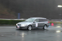 【ブレーキングコースにおけるABS有無の比較体験】 ESCの構成要素の一つであるABS（アンチロックブレーキシステム）を体験する。ブレーキング時のステアリング操作で障害物を回避する、試乗走行のムービーをご覧ください。

（撮影／編集＝カネヨシ）
