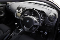 特に斬新なところはないながら、大人っぽくシックにまとまったインテリア。タコメーターは6500rpmから上がレッドゾーン、スピードメーターは260km/hまで。