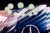 会場では球体の“ドローン”による飛行パフォーマンスが披露された。