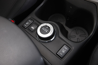 4WDシステム「オールモード4×4i」の走行モード切り替えダイヤル。「エクストレイル ハイブリッド」には、FFと4WDの2種類の駆動方式が用意される。
    