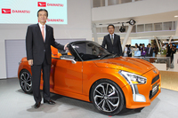 新型「ダイハツ・コペン」のコンセプトカーとともに写真撮影に対応する、ダイハツ工業 代表取締役社長の三井正則氏（手前）と、同執行役員の上田 亨氏（奥）。
    