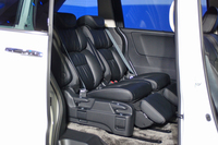 2列目の「プレミアムクレードルシート」。極上のくつろぎ感を提供するという。
    