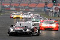 PPからスタートしたNo.38 ZENT CERUMO SC430 (立川 祐路/高木虎之介組)がスタート直後から2番手以降を突き放しトップを快走。
しかし、GT300クラスと第二ヘアピンで絡んでクラッシュしリタイヤとなった。