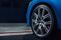 タイヤサイズは前後とも245/35R20。「ミシュラン・パイロットスーパースポーツ」が装着される。