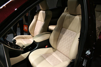 「ハリアーPREMIUM」（ガソリン車）のインテリア。シート表皮はアイボリーのファブリック（上級）＋合成皮革。