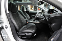 「シエロ」にはテップレザー／アルカンターラのスポーツシートが装着される。