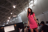 会場ではランボルギーニのアパレルライン「コレツィオーネ・アウトモビリ・ランボルギーニ」とブランパンのコラボレーションファッションショーも行われた。