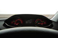 ステアリングホイールの上部から見る形の計器パネル。エンジン回転計は反時計回りとなる。