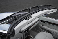 キャビンへの風の巻き込みを防ぐ「エアキャップ」は、エアスカーフとのセットオプション（15.0万円）で用意される。