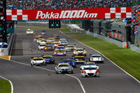 GT300クラスでトップからスタートしたのは、ハイブリッドカーのNo.16 MUGEN CR-Z GT（写真中央）だった。