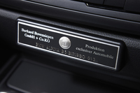 センターコンソールには、シリアルナンバーを記したプレートが添えられる。
    