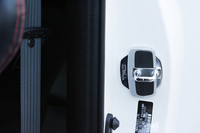 ドアストライカーの隙間を埋めることで、ボディーのヨレを軽減する「ドアスタビライザー」（1万4700円）。TRDスタッフによると「コストパフォーマンスが高く、イチオシです」とのこと。