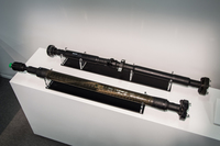 軽量化のメニューはこんなところにもおよんでいる。CFRP製プロップシャフト（手前）は軽量・高剛性なだけでなく、一体成型が可能となるため、中間ベアリングが不要になり、そのぶんさらに軽くなる。従来品との比較で40％の軽量化を実現。